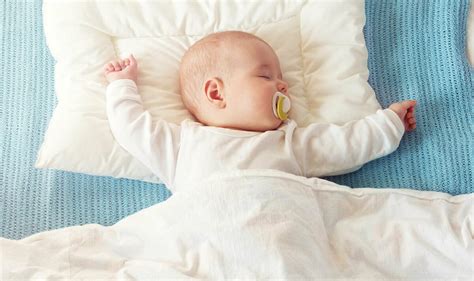 Сколько спят новорожденные в первый месяц